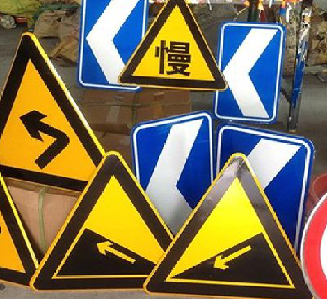 南涧标识标牌中颜色的确定是很重要的。